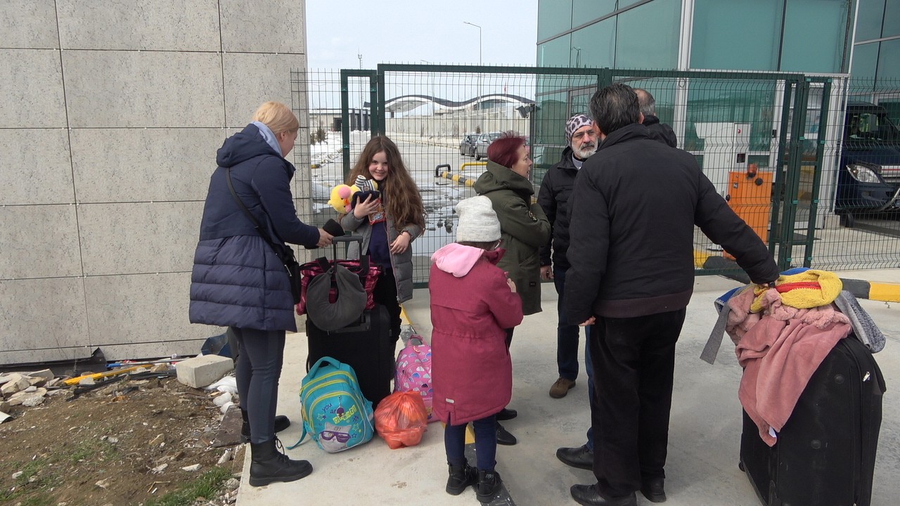 Rusya, Ukrayna arasında yaşanan savaş sebebiyle can güvenliği için ülkelerini terk edip gelen Ukraynalı ve Ukrayna’da yaşan Türk vatandaşları ...