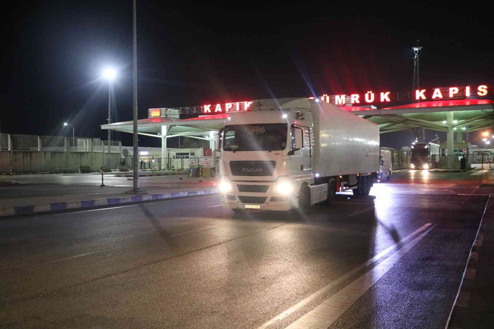 Ukrayna’da günlerce savaşın ortasında kalan, hatta Rus tankının tırına çarpmasıyla korku dolu anlar yaşayan tır şoförü, Kapıkule Sınır Kapısı ...