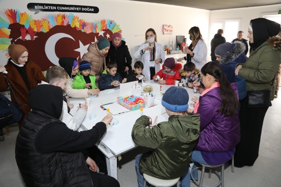 Rusya’nın Ukrayna’ya karşı yürüttüğü savaştan kaçarak Türkiye’ye gelen ve Edirne’de misafir edilen Kırım Türkü çocuklar, Edirne Belediyesi Hasan ...