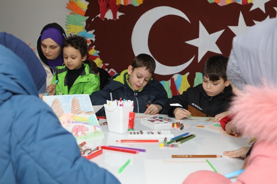 Rusya’nın Ukrayna’ya karşı yürüttüğü savaştan kaçarak Türkiye’ye gelen ve Edirne’de misafir edilen Kırım Türkü çocuklar, Edirne Belediyesi Hasan ...