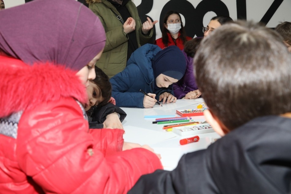 Rusya’nın Ukrayna’ya karşı yürüttüğü savaştan kaçarak Türkiye’ye gelen ve Edirne’de misafir edilen Kırım Türkü çocuklar, Edirne Belediyesi Hasan ...