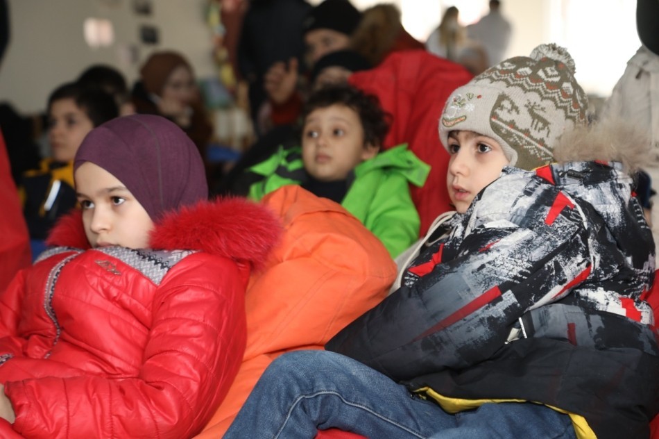 Rusya’nın Ukrayna’ya karşı yürüttüğü savaştan kaçarak Türkiye’ye gelen ve Edirne’de misafir edilen Kırım Türkü çocuklar, Edirne Belediyesi Hasan ...