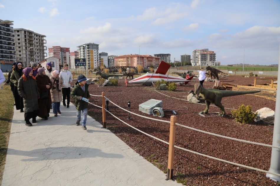 Rusya’nın Ukrayna’ya karşı yürüttüğü savaştan kaçarak Türkiye’ye gelen ve Edirne’de misafir edilen Kırım Türkü çocuklar, Edirne Belediyesi Hasan ...