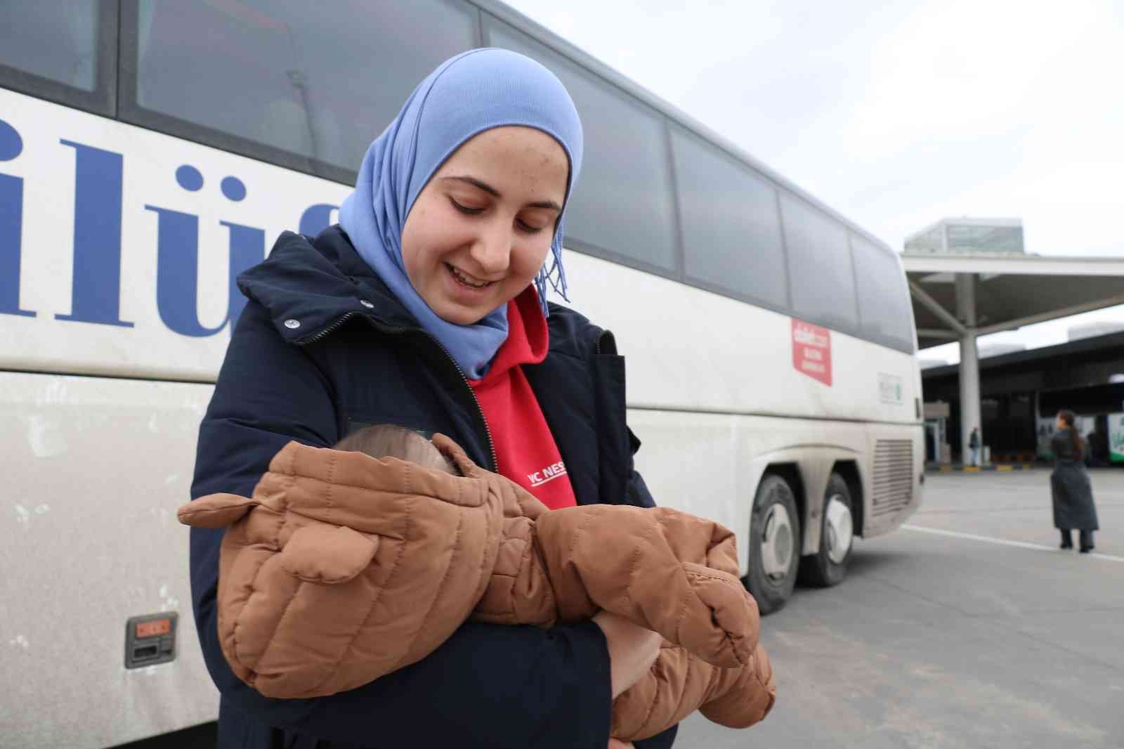 Rusya’nın Ukrayna’ya askeri müdahalesi sonucu babalarından ayrılıp anneleriyle birlikte başka ülkelere tahliye edilen bebek ve çocukların ...