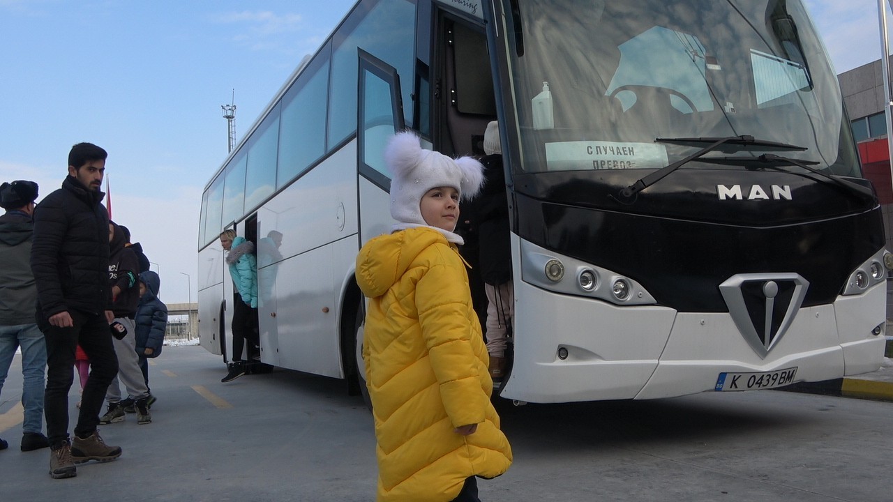 Rusya’nın Ukrayna’ya askeri müdahalesi sonucu babalarından ayrılıp anneleriyle birlikte başka ülkelere tahliye edilen bebek ve çocukların ...