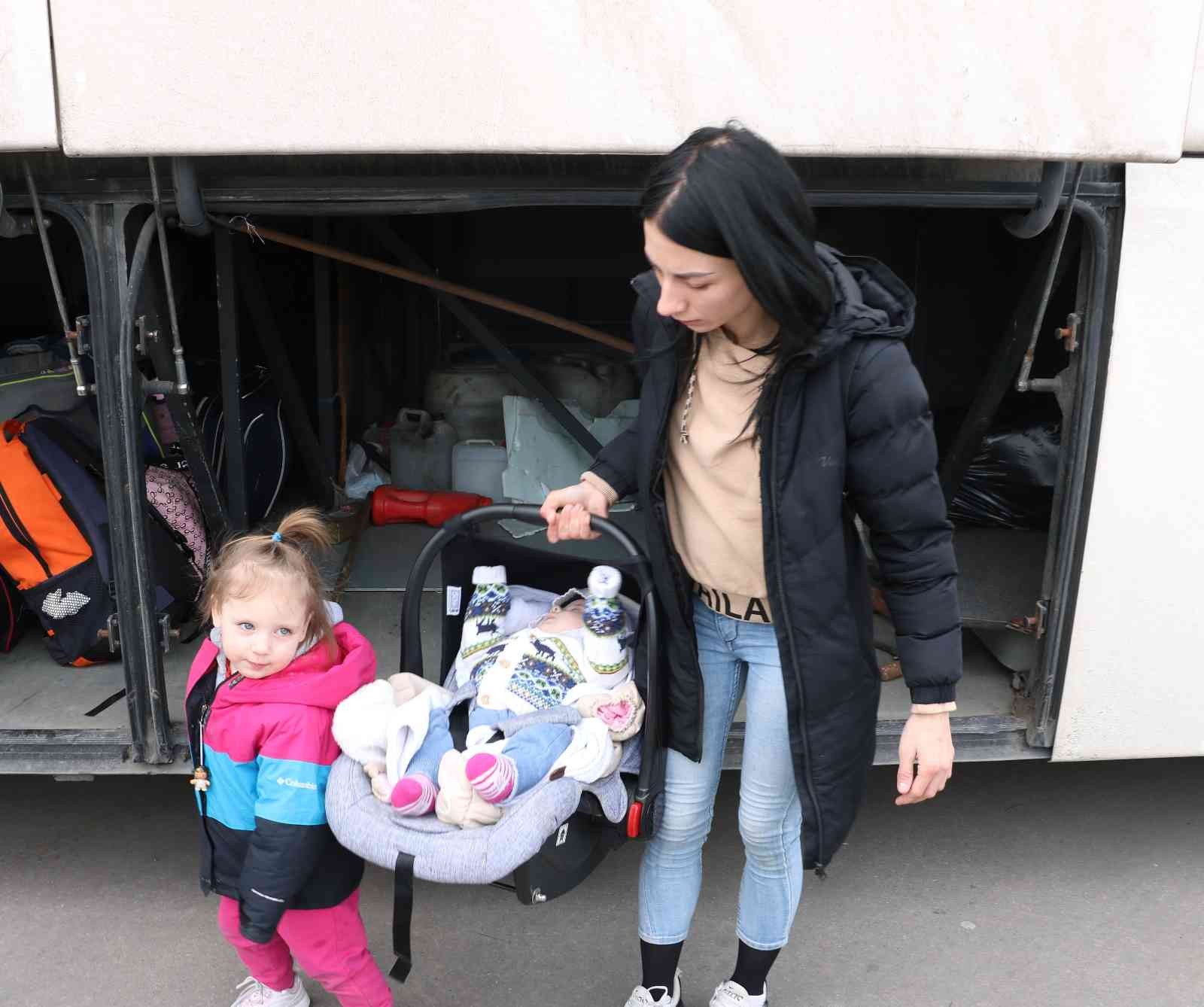 Rusya’nın Ukrayna’ya askeri müdahalesi sonucu babalarından ayrılıp anneleriyle birlikte başka ülkelere tahliye edilen bebek ve çocukların ...