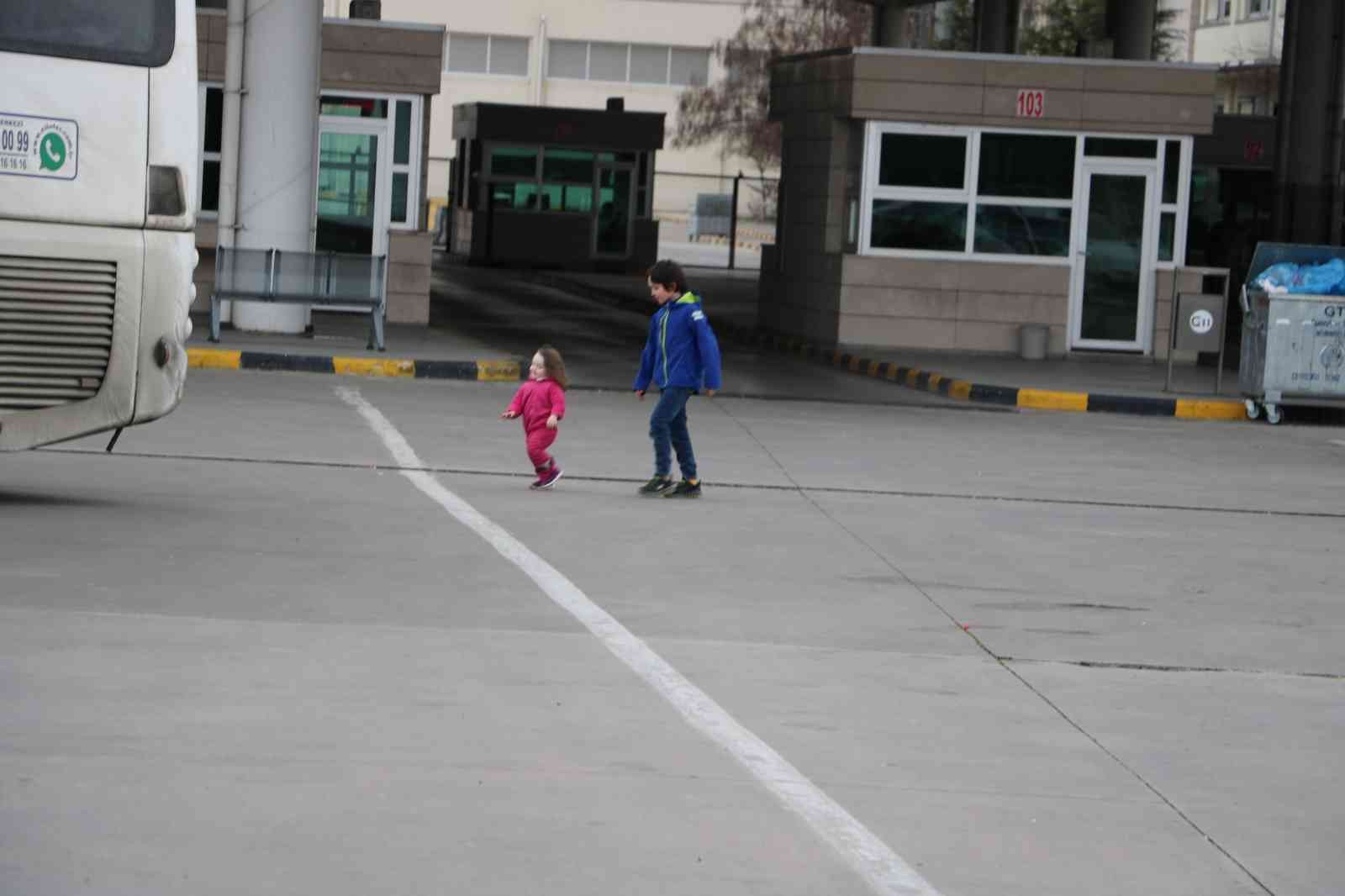 Rusya’nın Ukrayna’ya askeri müdahalesi sonucu babalarından ayrılıp anneleriyle birlikte başka ülkelere tahliye edilen bebek ve çocukların ...