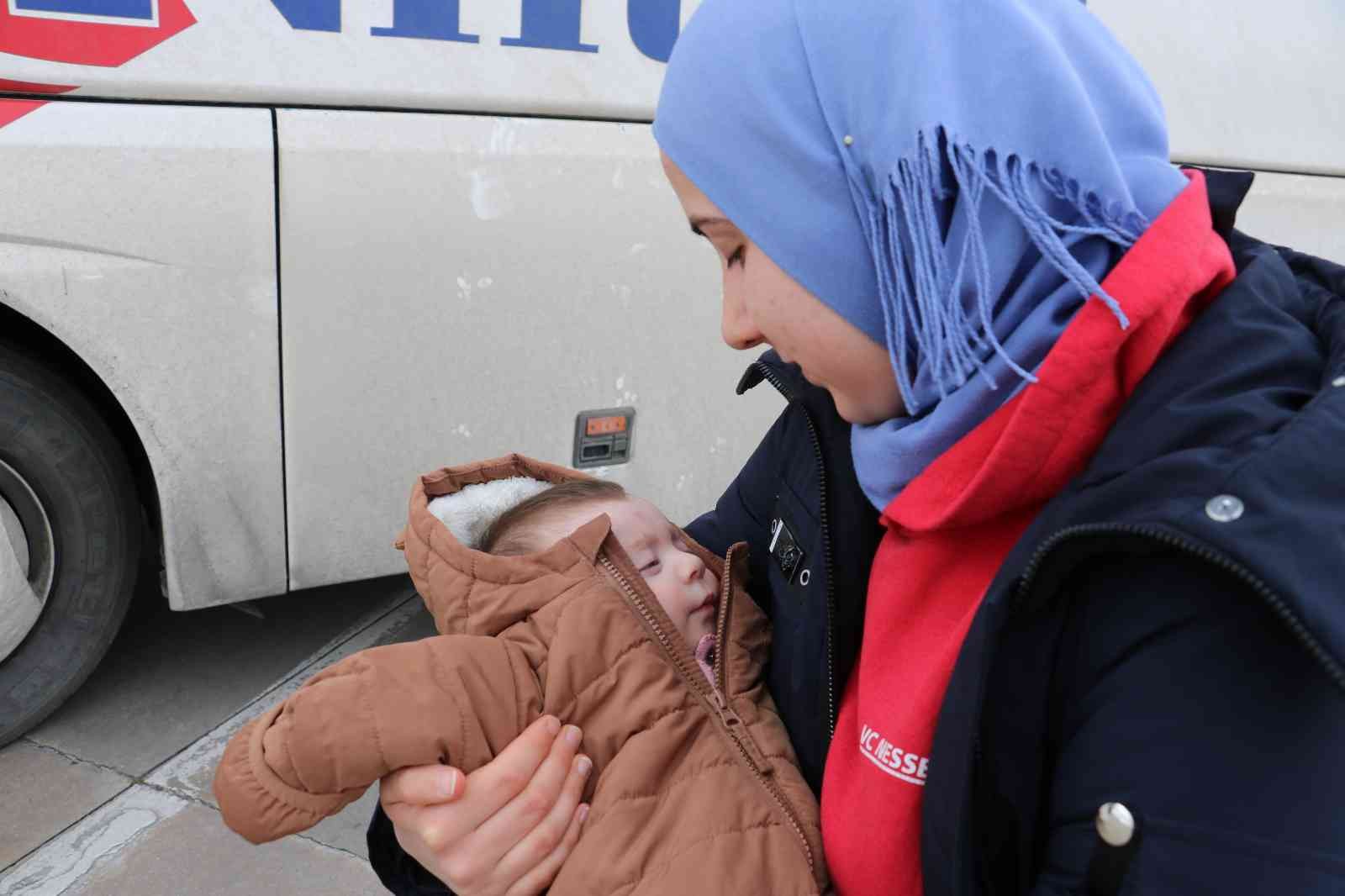 Rusya’nın Ukrayna’ya askeri müdahalesi sonucu babalarından ayrılıp anneleriyle birlikte başka ülkelere tahliye edilen bebek ve çocukların ...