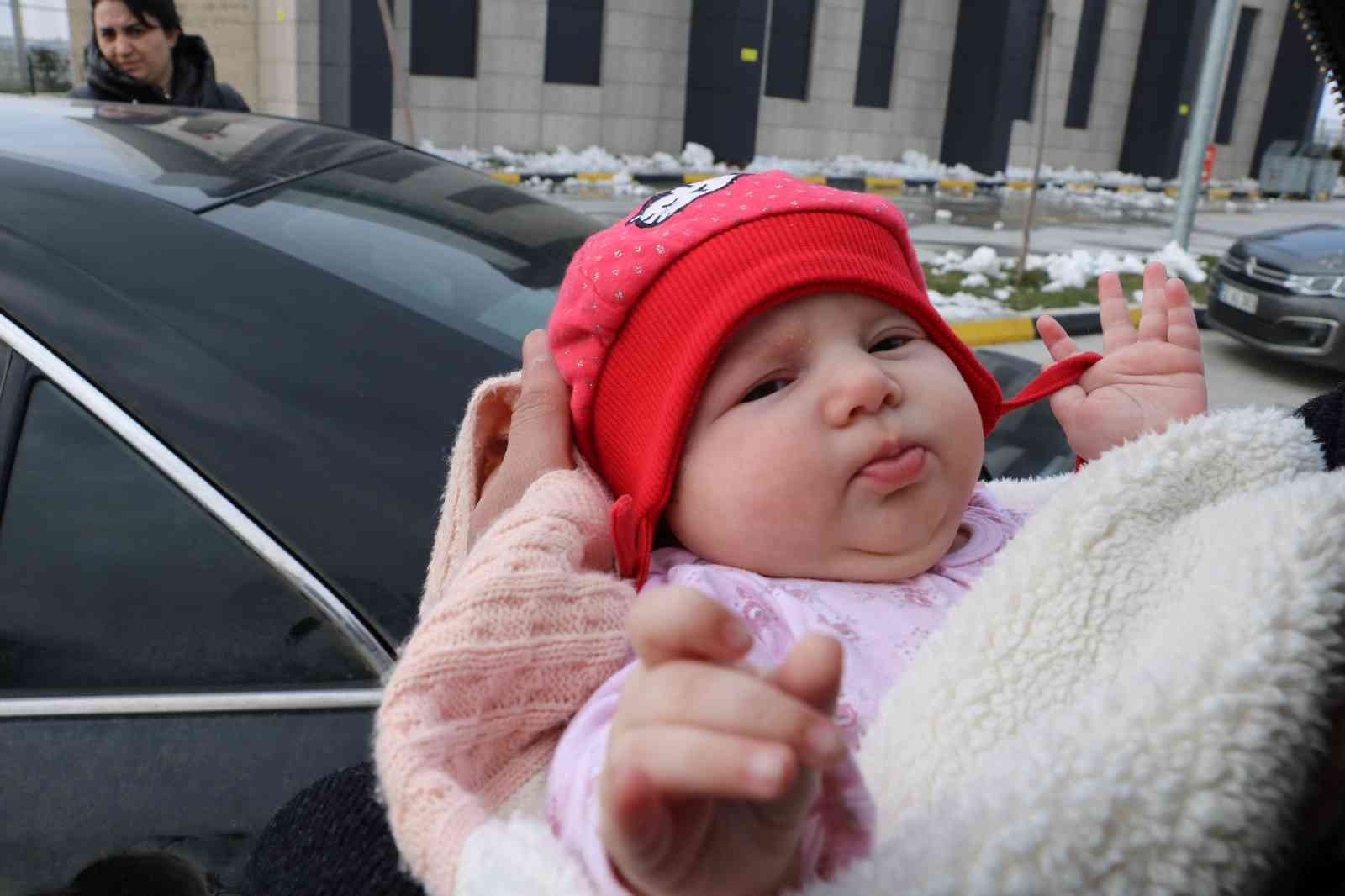 Rusya’nın Ukrayna’ya askeri müdahalesi sonucu babalarından ayrılıp anneleriyle birlikte başka ülkelere tahliye edilen bebek ve çocukların ...