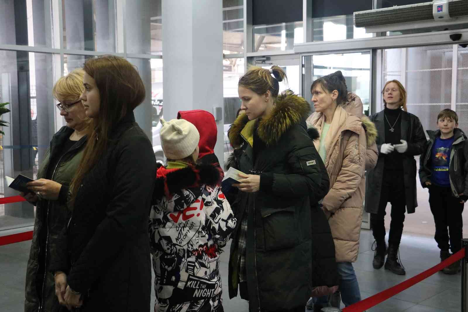 Rus saldırılarından kaçarak can güvenliğini korumak isteyen Ukraynalı vatandaşlar, Türkiye’ye gelmeye devam ediyor. Rusya’nın Ukrayna’ya ...