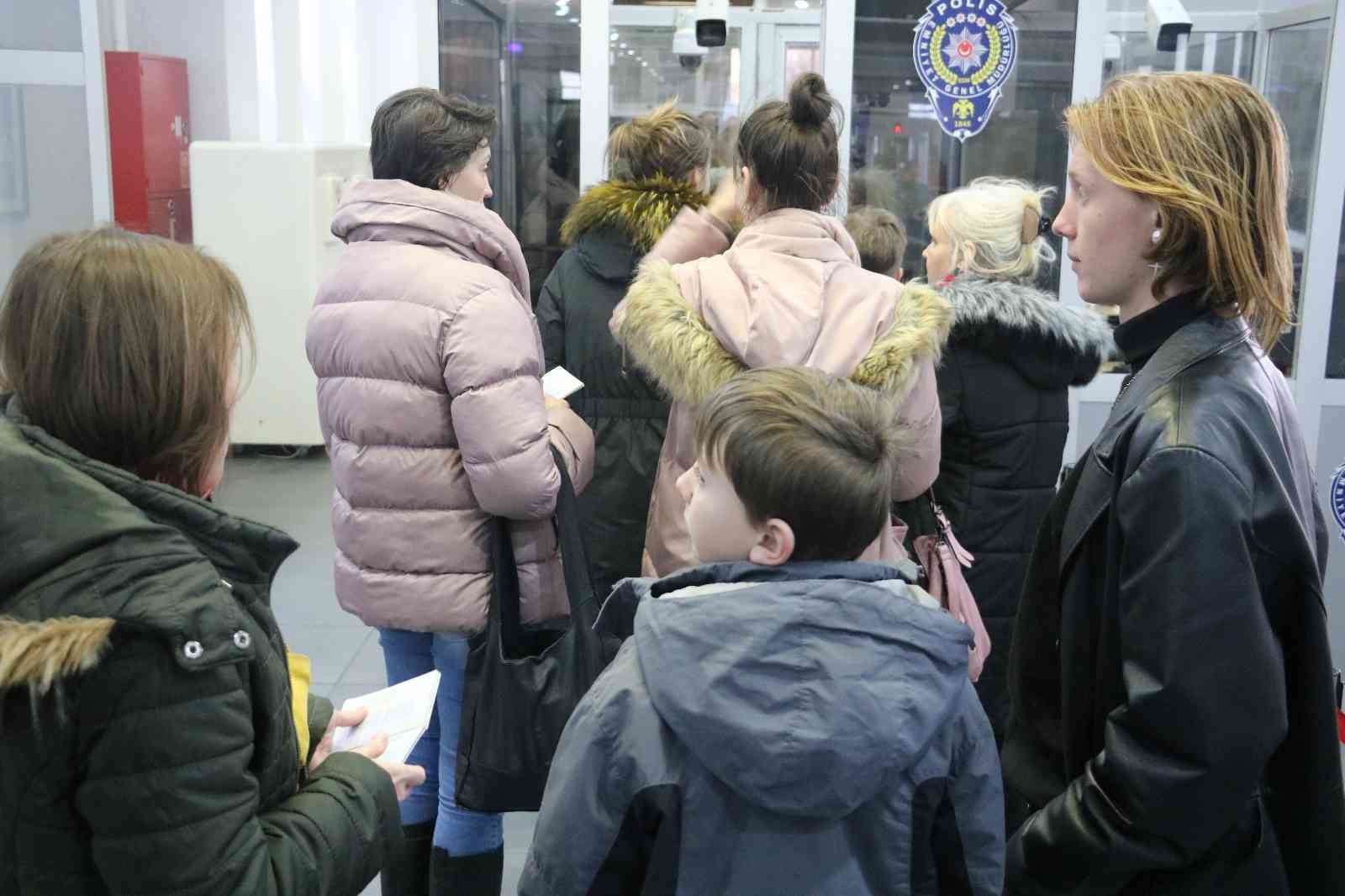 Rus saldırılarından kaçarak can güvenliğini korumak isteyen Ukraynalı vatandaşlar, Türkiye’ye gelmeye devam ediyor. Rusya’nın Ukrayna’ya ...