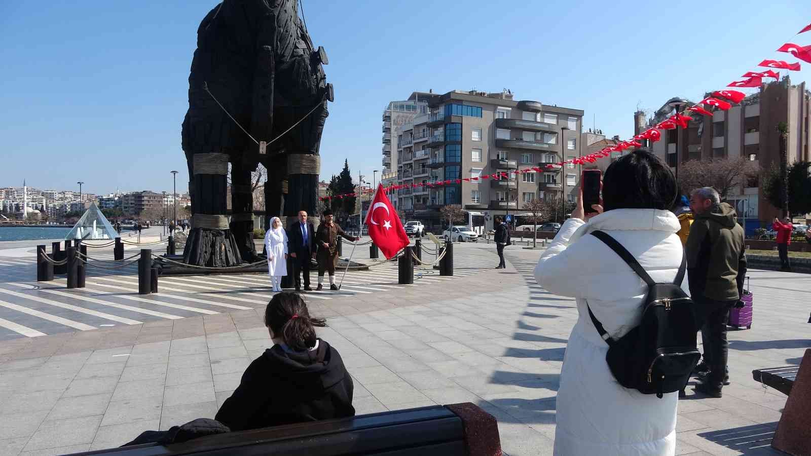 Çanakkale Deniz Zaferi’nin 107. yıl dönümü dolayısıyla İstanbul’dan yola çıkan Çanakkale gazisi torunu ve Tokat Onbeşli Torunları Derneği Başkanı ...