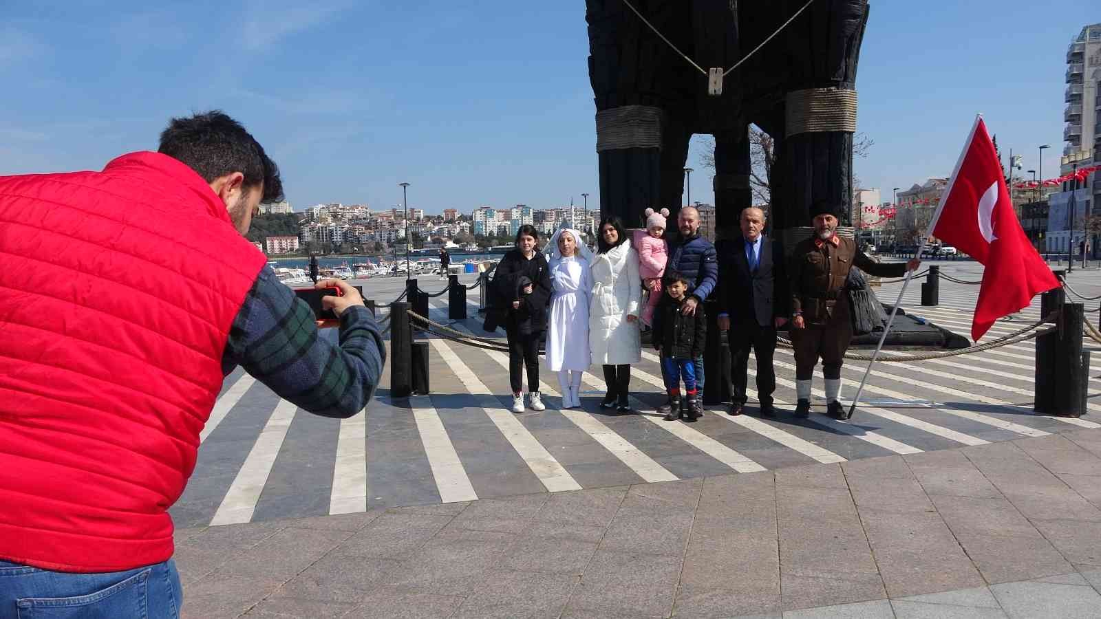 Çanakkale Deniz Zaferi’nin 107. yıl dönümü dolayısıyla İstanbul’dan yola çıkan Çanakkale gazisi torunu ve Tokat Onbeşli Torunları Derneği Başkanı ...