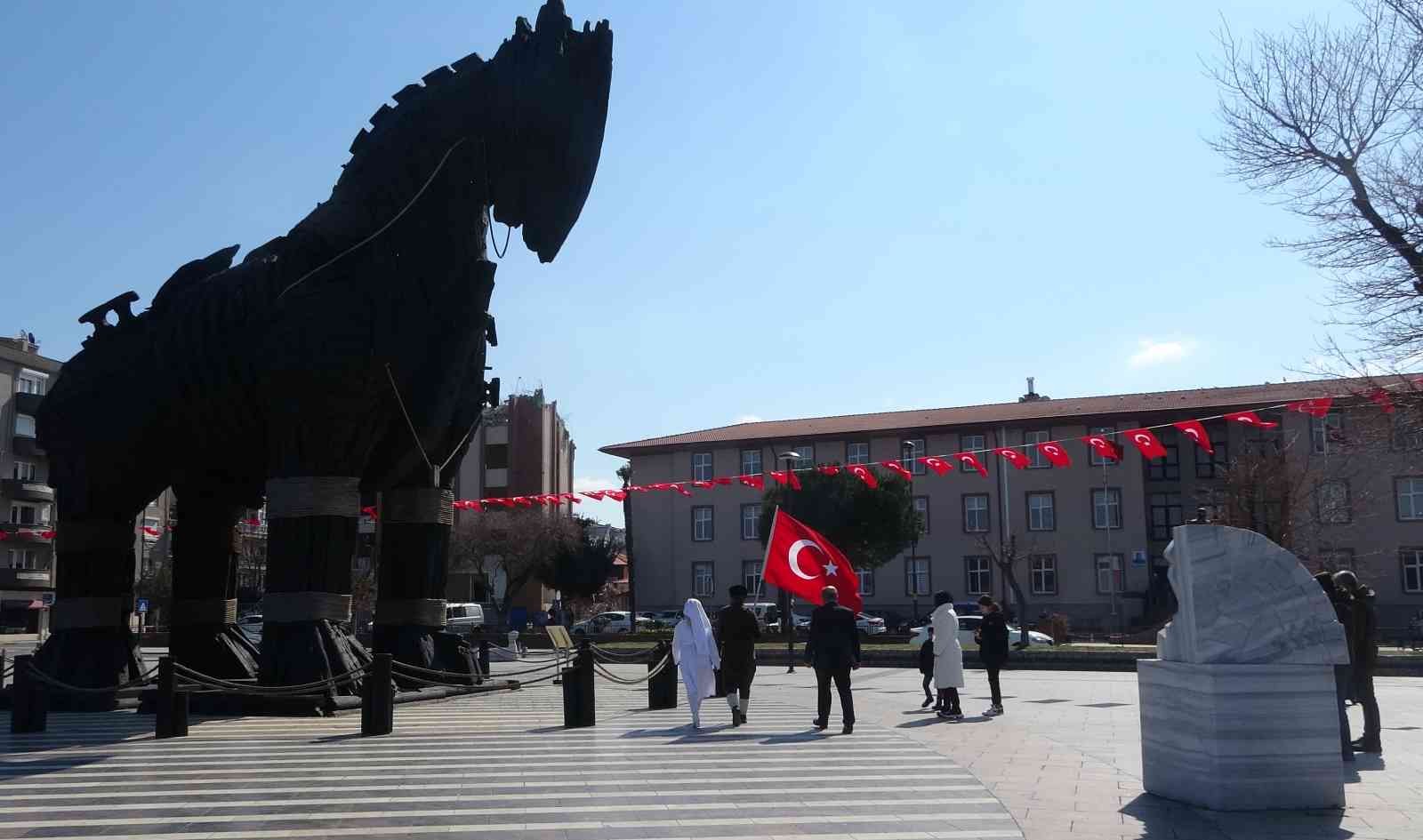 Çanakkale Deniz Zaferi’nin 107. yıl dönümü dolayısıyla İstanbul’dan yola çıkan Çanakkale gazisi torunu ve Tokat Onbeşli Torunları Derneği Başkanı ...