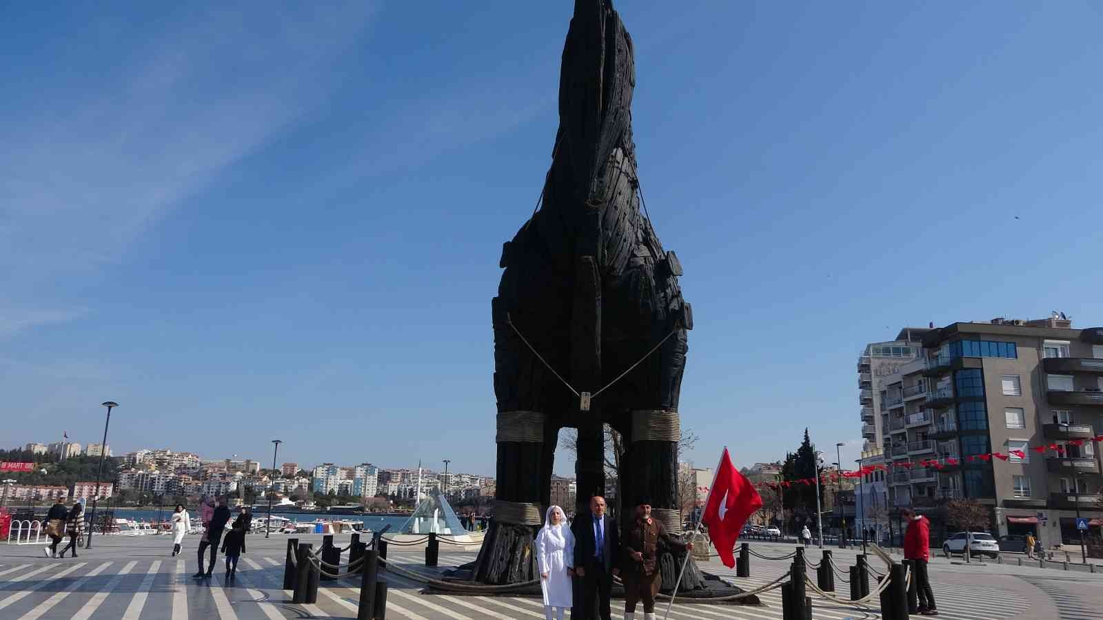 Çanakkale Deniz Zaferi’nin 107. yıl dönümü dolayısıyla İstanbul’dan yola çıkan Çanakkale gazisi torunu ve Tokat Onbeşli Torunları Derneği Başkanı ...