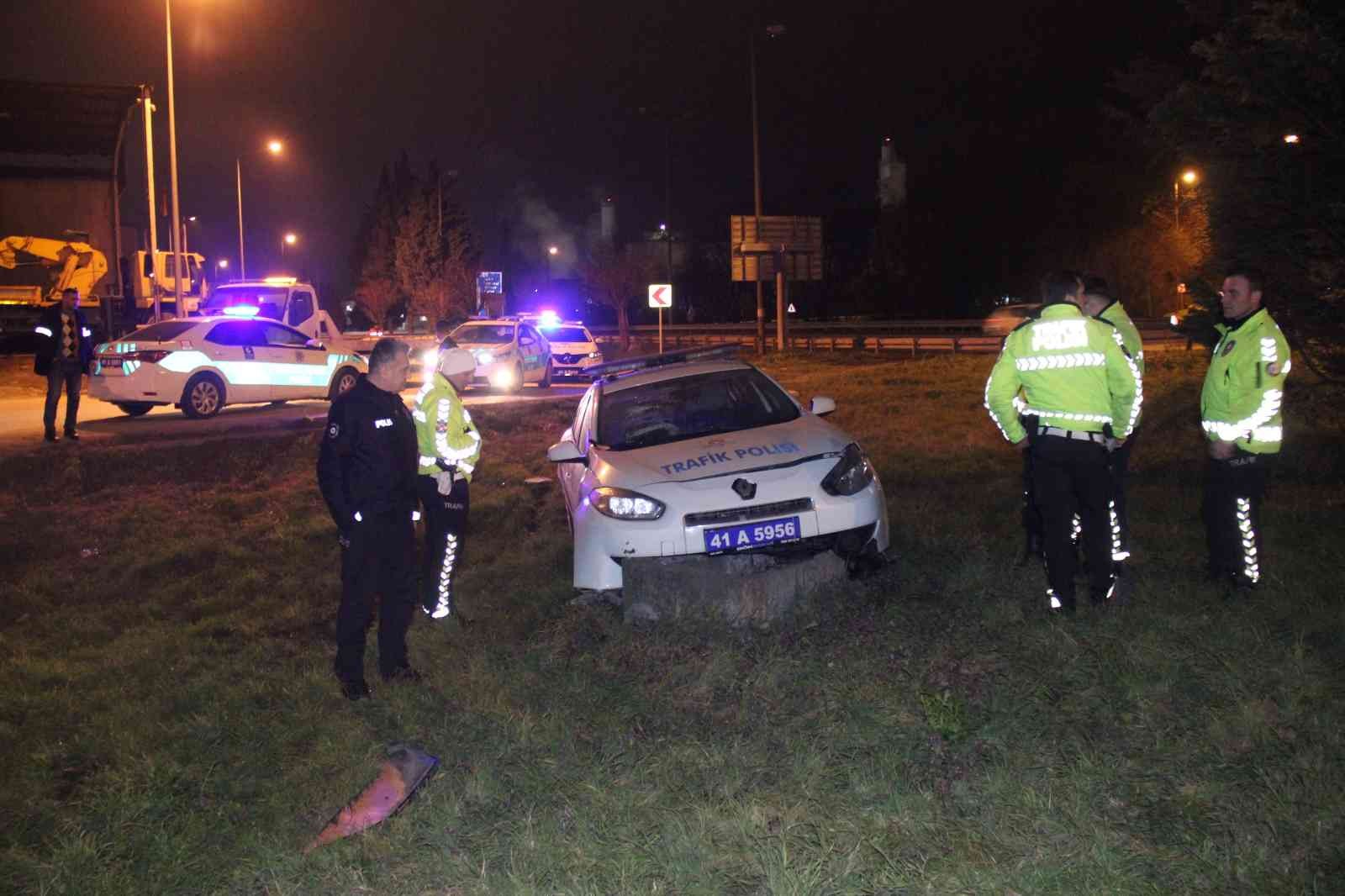 KOCAELİ(İHA) – Kiralıkları otomobilin ile şehir dışına çıkan iki kafadar, polisin ’dur’ ihtarına uymadı. Uzun süren kovalamaca ise kazayla ...