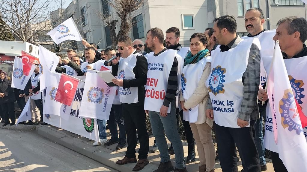 Bursa’da sendikaya üye olan işçilere baskı yaptığı iddia edilen fabrika önünde sendika temsilcileri açıklama yaptı. Acarsoy Tekstil Tic. San. A.Ş ...