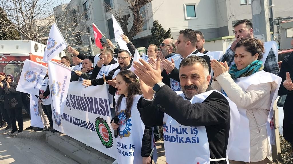 Bursa’da sendikaya üye olan işçilere baskı yaptığı iddia edilen fabrika önünde sendika temsilcileri açıklama yaptı. Acarsoy Tekstil Tic. San. A.Ş ...