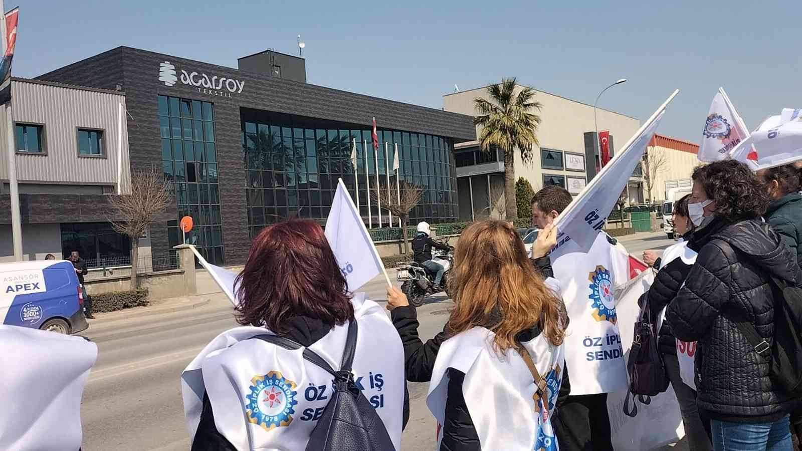 Bursa’da sendikaya üye olan işçilere baskı yaptığı iddia edilen fabrika önünde sendika temsilcileri açıklama yaptı. Acarsoy Tekstil Tic. San. A.Ş ...