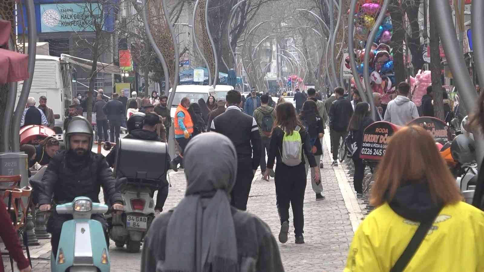 Yalova’da hava sıcaklıklarının yükselmesini fırsat bilen vatandaşlar sahillerdeki park ve bahçelere akın etti. Hava sıcaklıklarının önümüzdeki ...