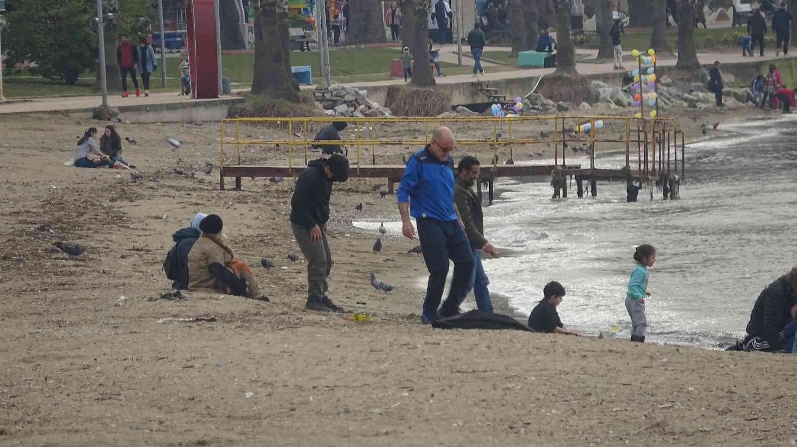 Yalova’da hava sıcaklıklarının yükselmesini fırsat bilen vatandaşlar sahillerdeki park ve bahçelere akın etti. Hava sıcaklıklarının önümüzdeki ...