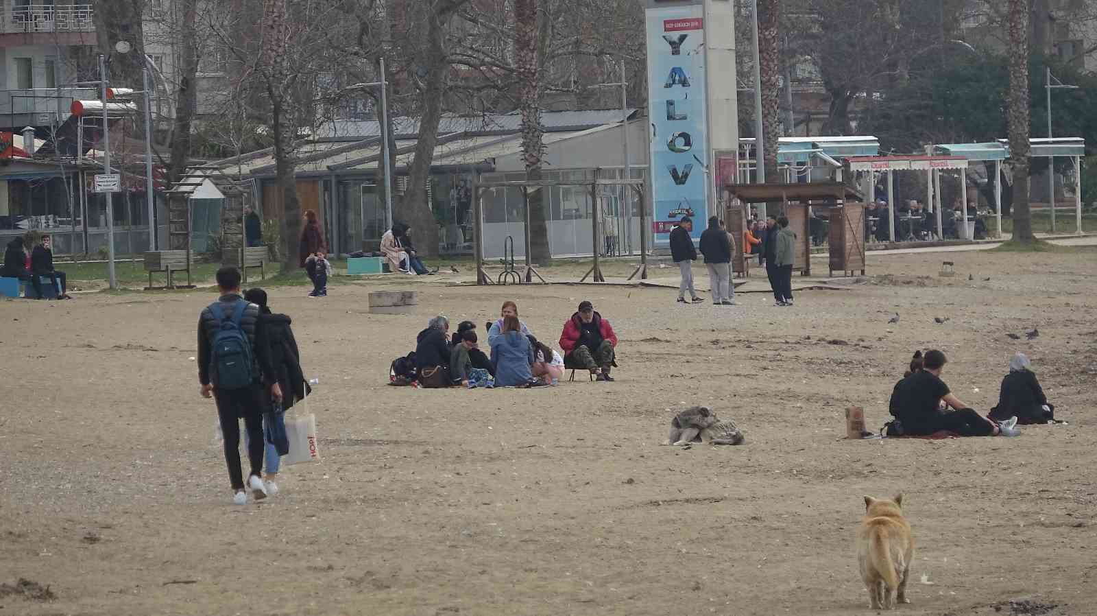 Yalova’da hava sıcaklıklarının yükselmesini fırsat bilen vatandaşlar sahillerdeki park ve bahçelere akın etti. Hava sıcaklıklarının önümüzdeki ...