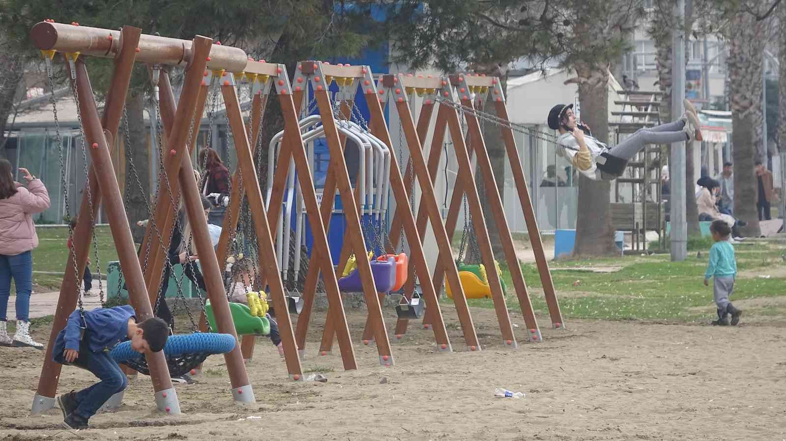 Yalova’da hava sıcaklıklarının yükselmesini fırsat bilen vatandaşlar sahillerdeki park ve bahçelere akın etti. Hava sıcaklıklarının önümüzdeki ...