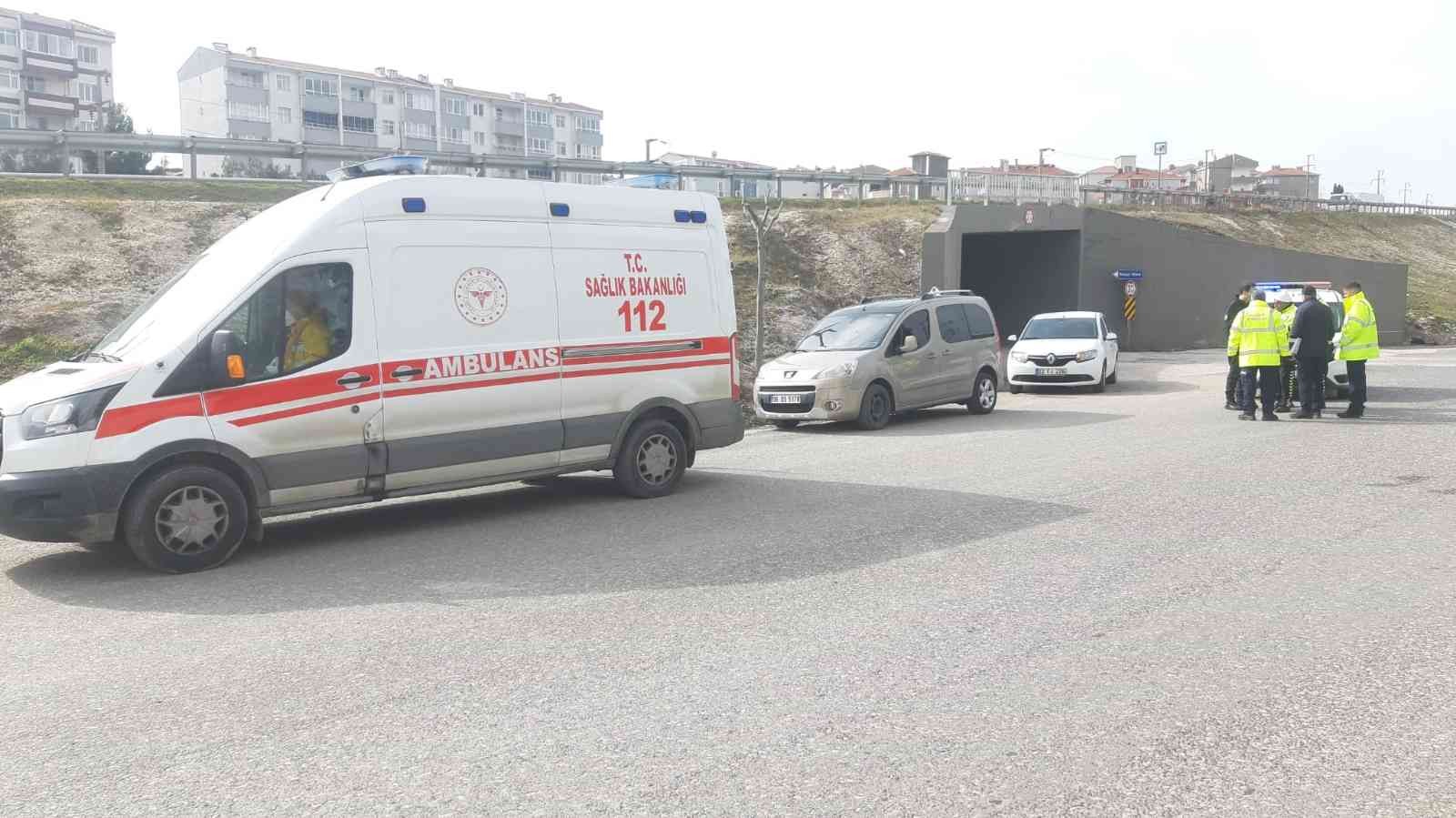 Edirne’nin Keşan ilçesinde bulunan bir eğlence mekanında çıkan silahlı kavgada yaralanan şahıs, aracıyla kaçtığı sırada polisin denetim noktasına ...