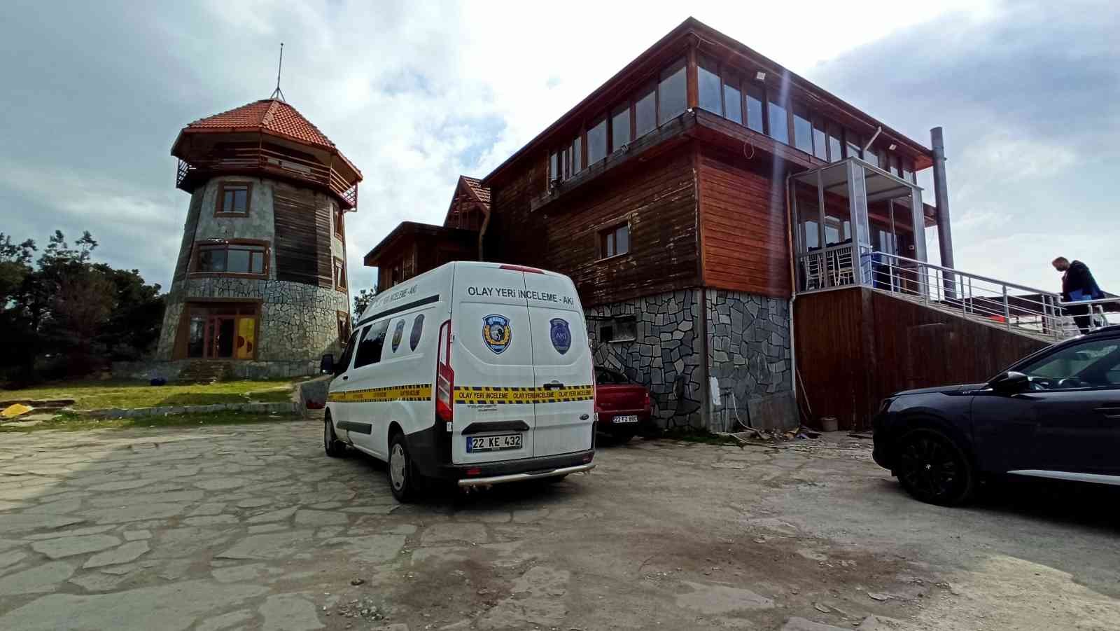 Edirne’nin Keşan ilçesinde bulunan bir eğlence mekanında çıkan silahlı kavgada yaralanan şahıs, aracıyla kaçtığı sırada polisin denetim noktasına ...