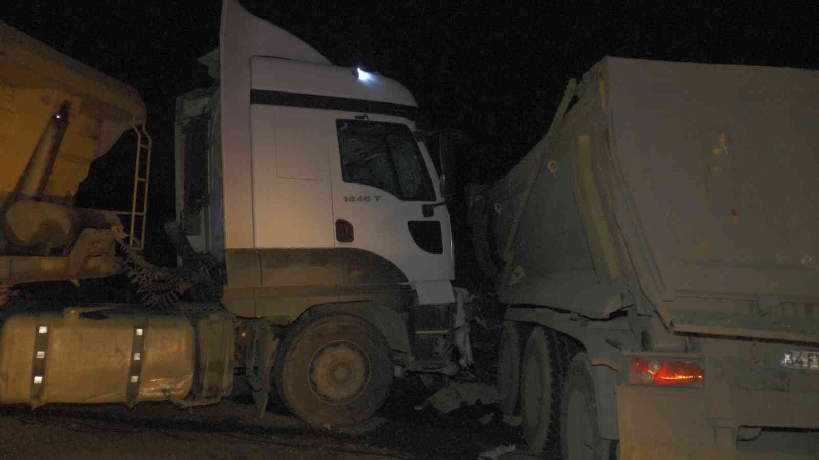 Şile yolu Ömerli mevkisinde karşı şeride geçen hafriyat yüklü kamyon karşı yönden gelen başka bir kamyon ile kafa kafaya çarpıştı. Yaşanan kazada ...