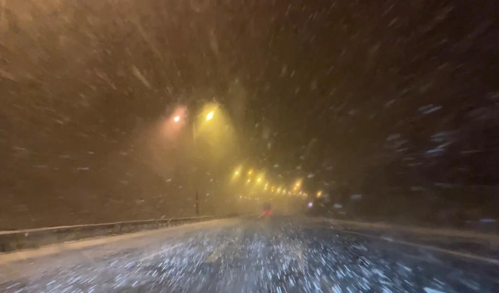 İstanbul’da beklenen kar yağışı sabah saatlerinde etkili olmaya başladı. Silivri’de yağan yoğun kar dakikalar içinde her yeri beyaza bürüdü ...