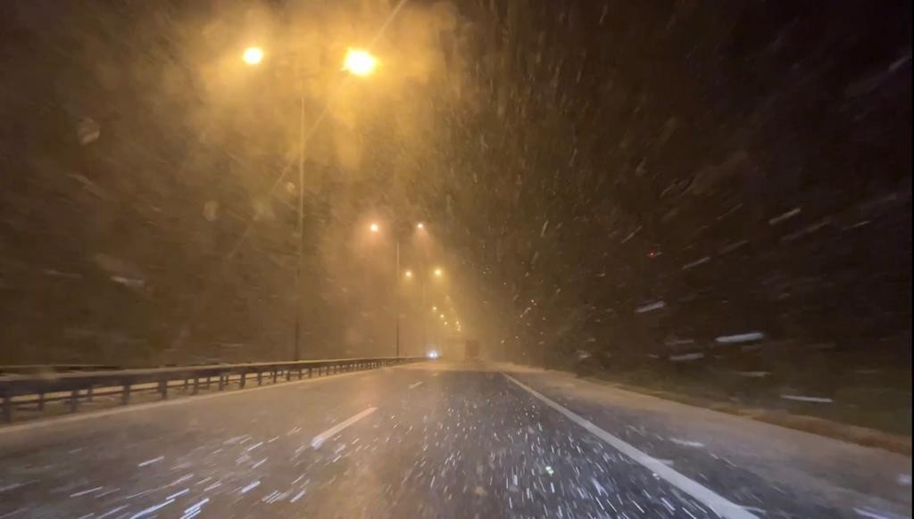 İstanbul’da beklenen kar yağışı sabah saatlerinde etkili olmaya başladı. Silivri’de yağan yoğun kar dakikalar içinde her yeri beyaza bürüdü ...