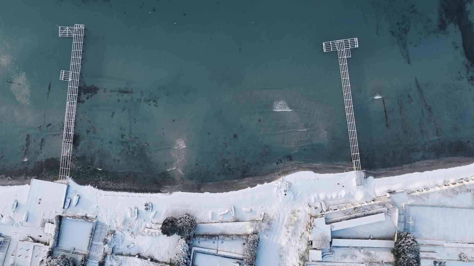 İstanbul yeniden kar fırtınasının etkisi altına girerken Silivri’de dron ile kaydedilen görüntüler izleyenleri kendine hayran bıraktı. Deniz, kar ...