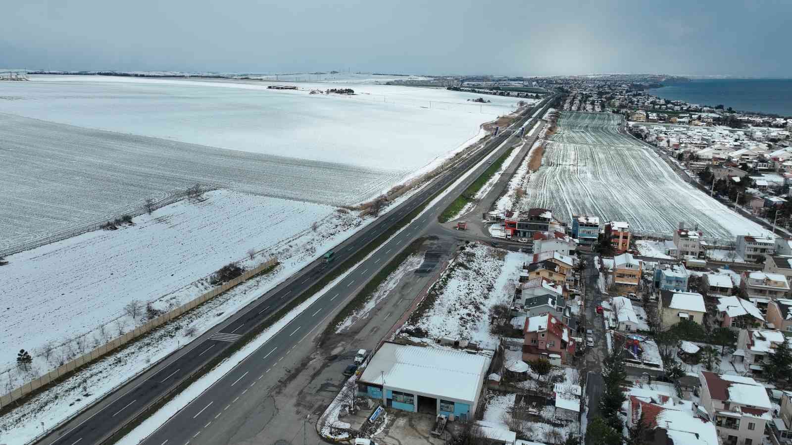 İstanbul yeniden kar fırtınasının etkisi altına girerken Silivri’de dron ile kaydedilen görüntüler izleyenleri kendine hayran bıraktı. Deniz, kar ...