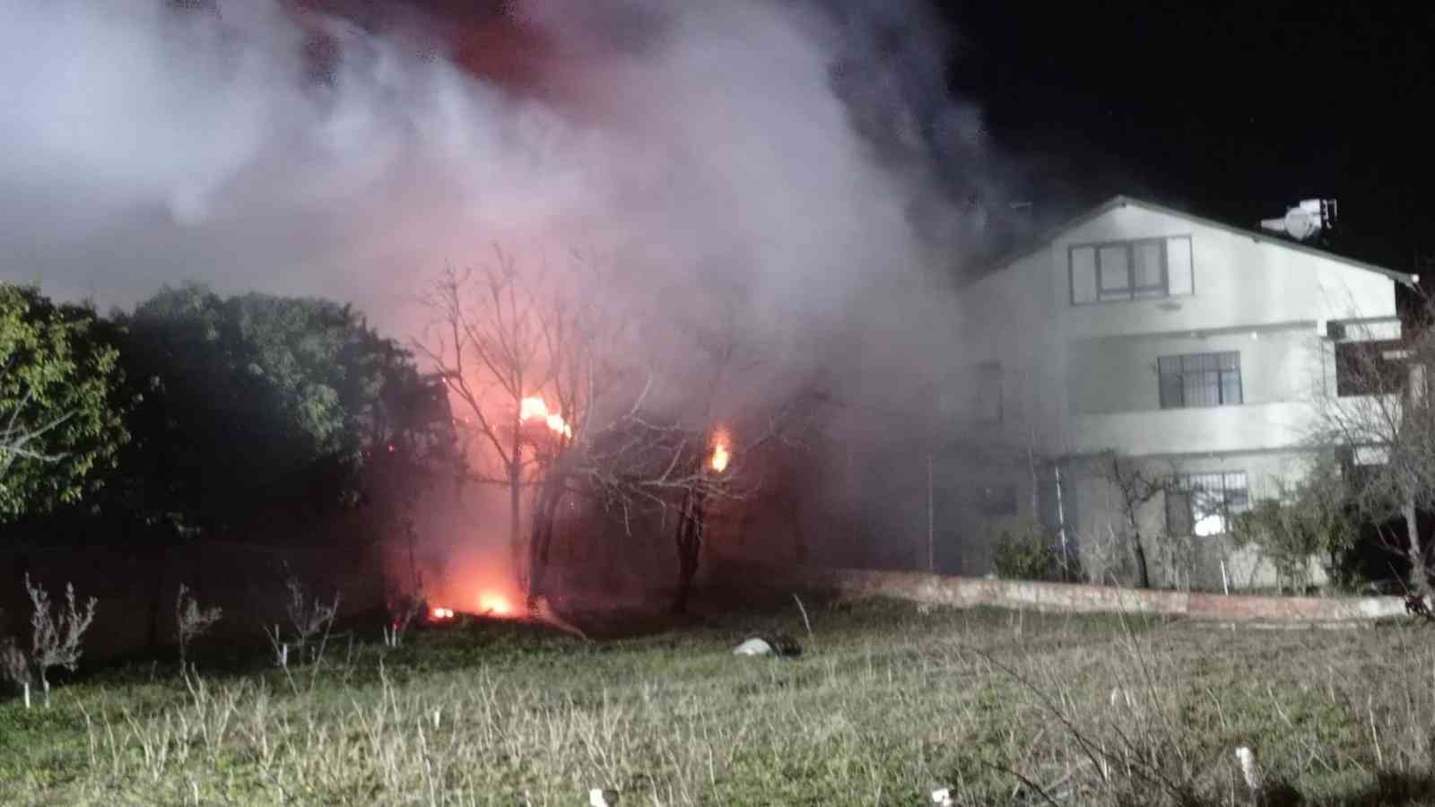 Silivri’de restoran olarak kullanılan iş yeri alev alev yandı. Yanarak kül haline dönen restoranda maddi hasar oluştu. Yangının çıkış nedeni ...