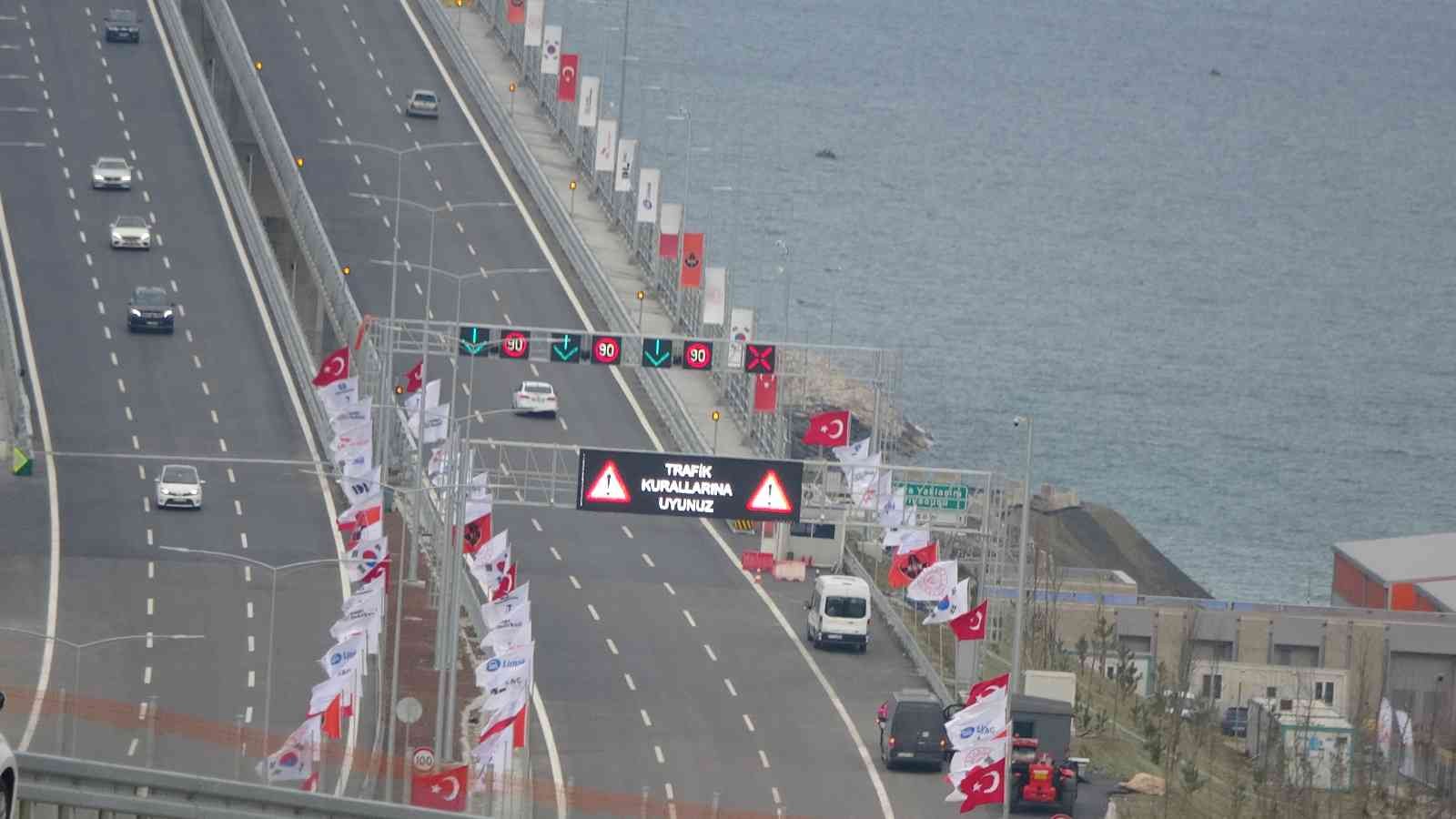 Dünyanın en büyük orta açıklıklı köprüsü unvanına sahip olan 1915 Çanakkale Köprüsü’nde araç geçişleri başladı. 18 Mart Şehitleri Anma Günü ve ...