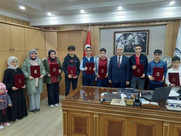 Tekirdağ’ın Çorlu ilçesinde Hafızlık Tespit Sınavı’nda başarılı olan öğrencilere hafızlık belgeleri verildi. Diyanet İşleri Başkanlığı’nca 6, 7 ...