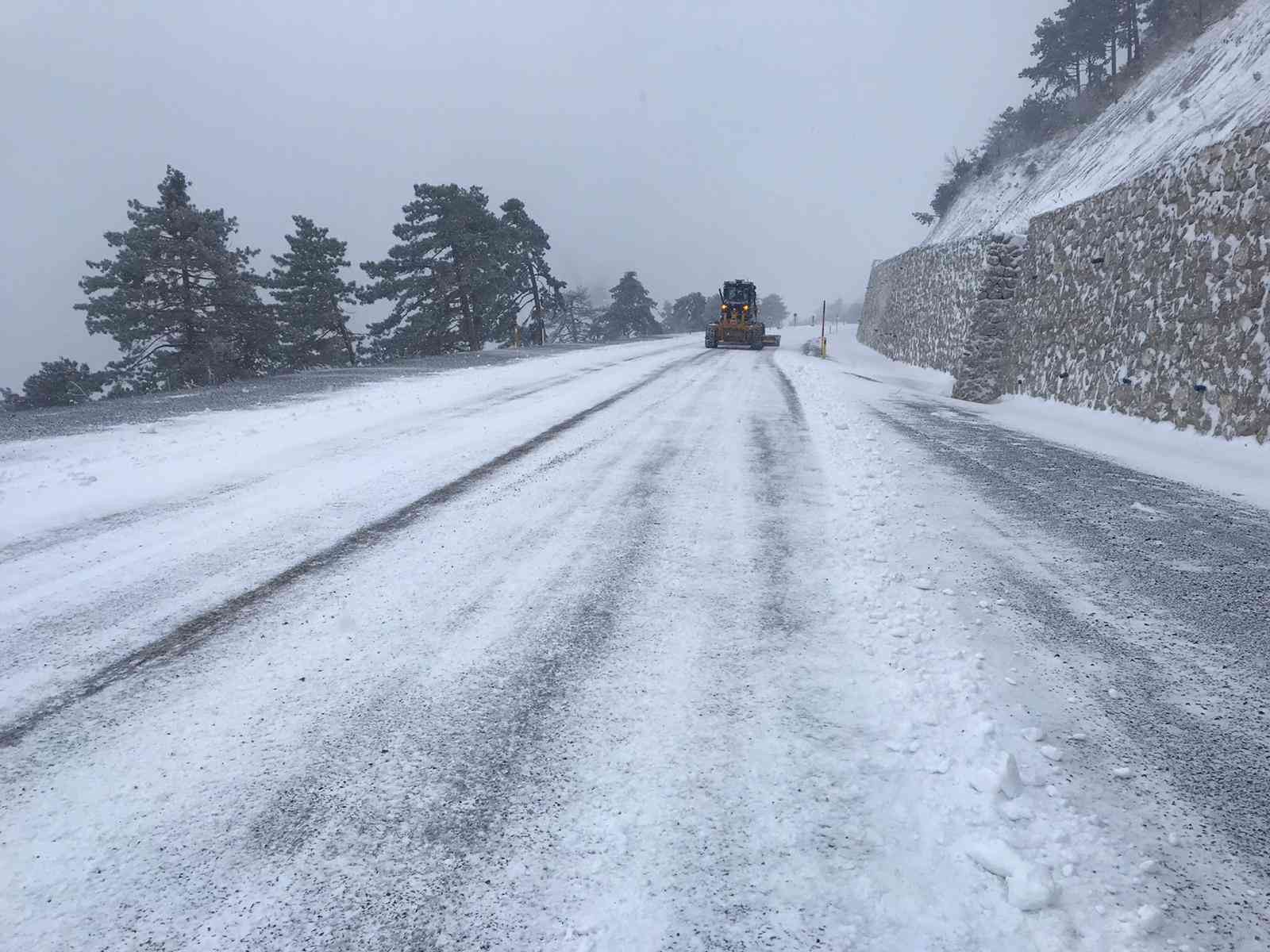 Balıkesir’de yoğun kar yağışının etkili olduğu ilçelerin başında gelen Sındırgı’da karayollarındaki ulaşımda sıkıntı yaşanmaması için gerekli ...