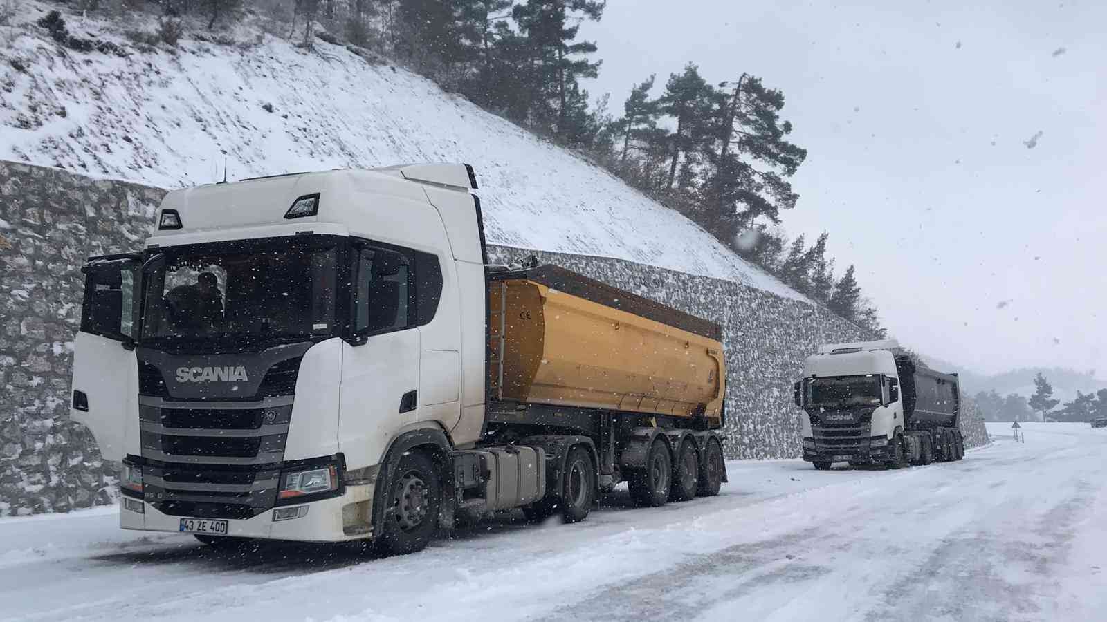 Balıkesir’de yoğun kar yağışının etkili olduğu ilçelerin başında gelen Sındırgı’da karayollarındaki ulaşımda sıkıntı yaşanmaması için gerekli ...