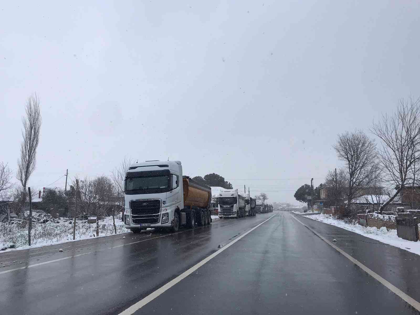 Balıkesir’de yoğun kar yağışının etkili olduğu ilçelerin başında gelen Sındırgı’da karayollarındaki ulaşımda sıkıntı yaşanmaması için gerekli ...