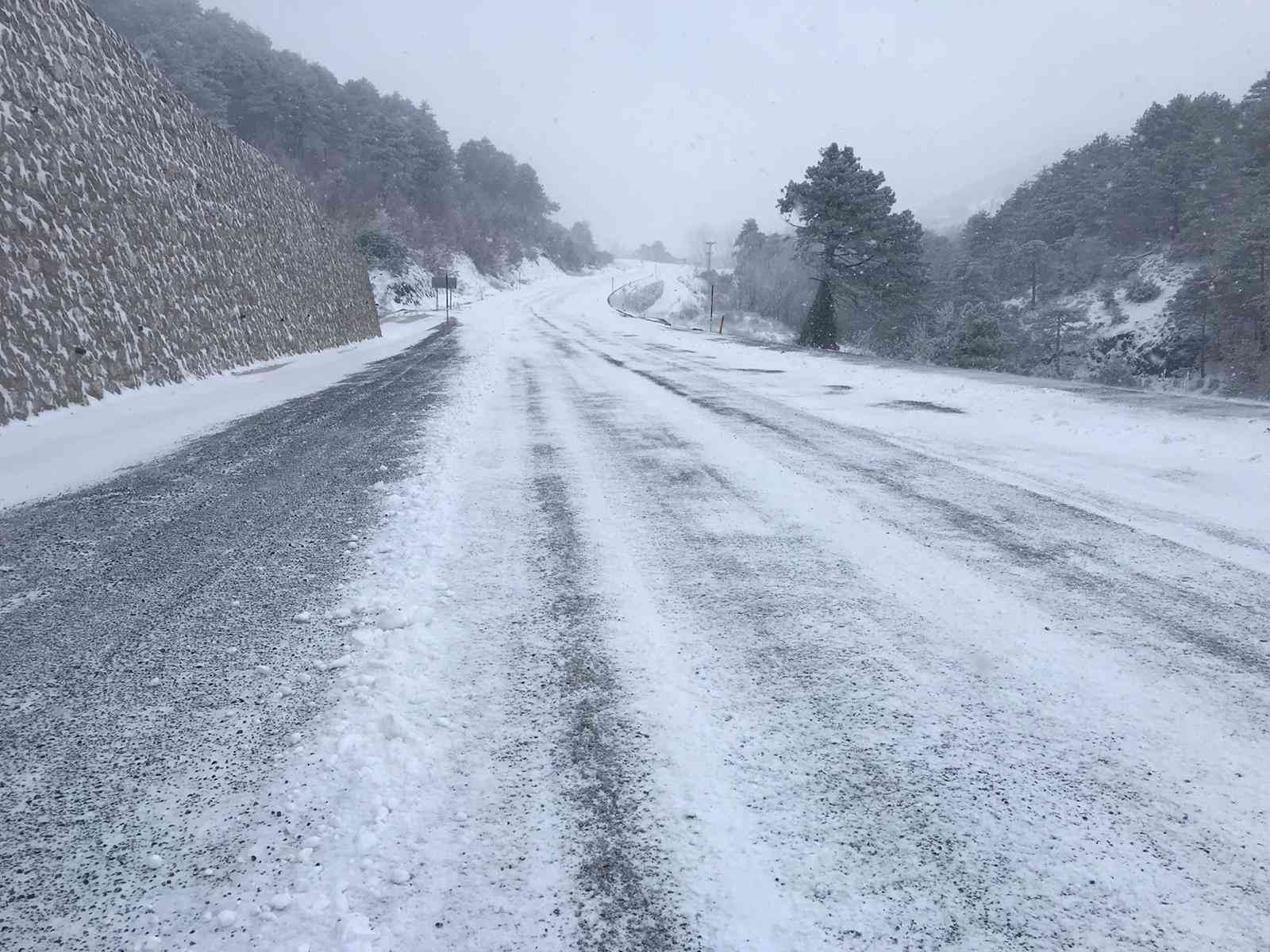 Balıkesir’de yoğun kar yağışının etkili olduğu ilçelerin başında gelen Sındırgı’da karayollarındaki ulaşımda sıkıntı yaşanmaması için gerekli ...