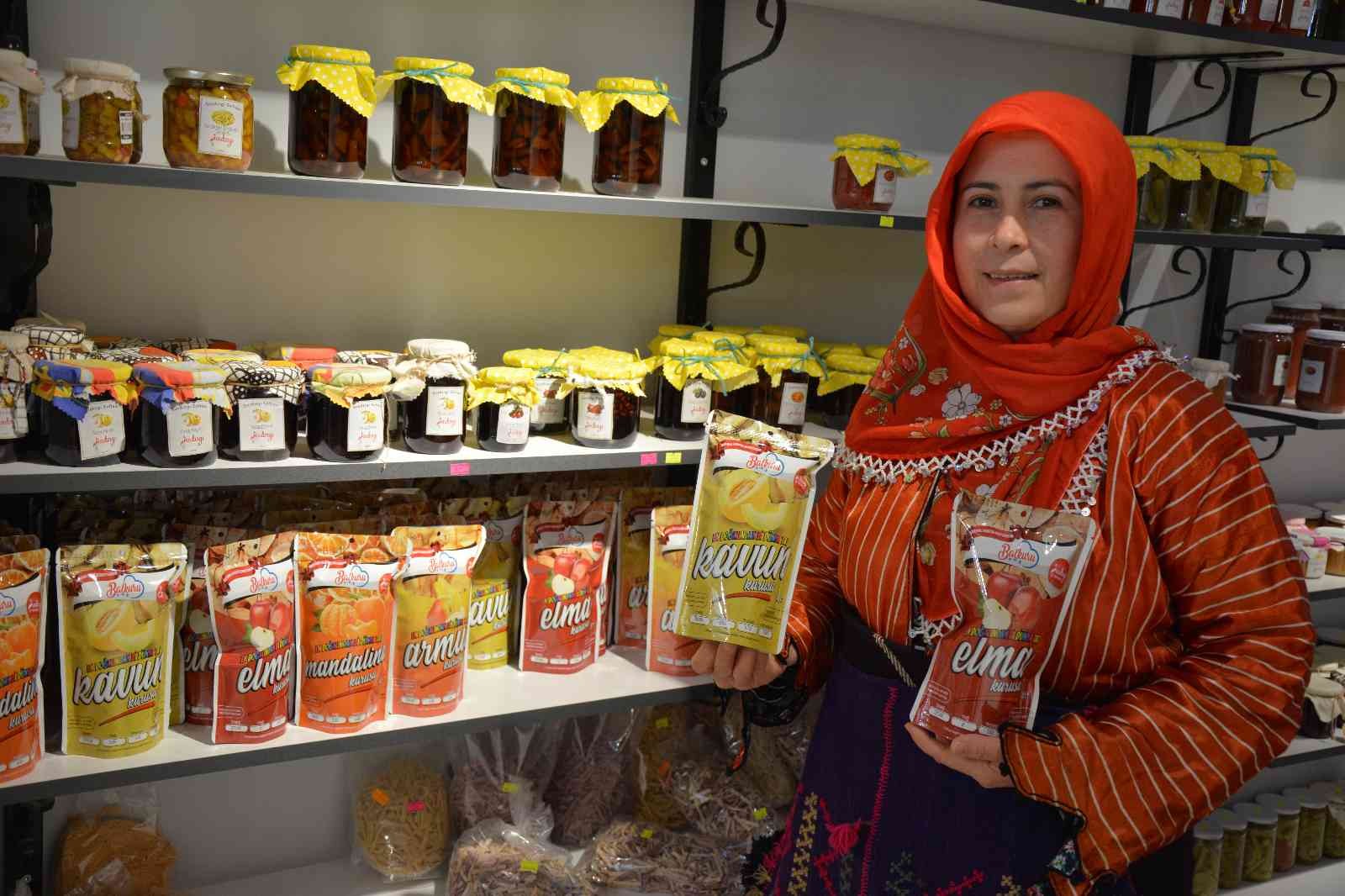 Balıkesir’in Sındırgı ilçesinde Jeotermal Sebze ve Meyve Kurutma Tesisi’nde kurutulan doğal meyveler, ’Balkuru’ markası ile raflarda yerini ...