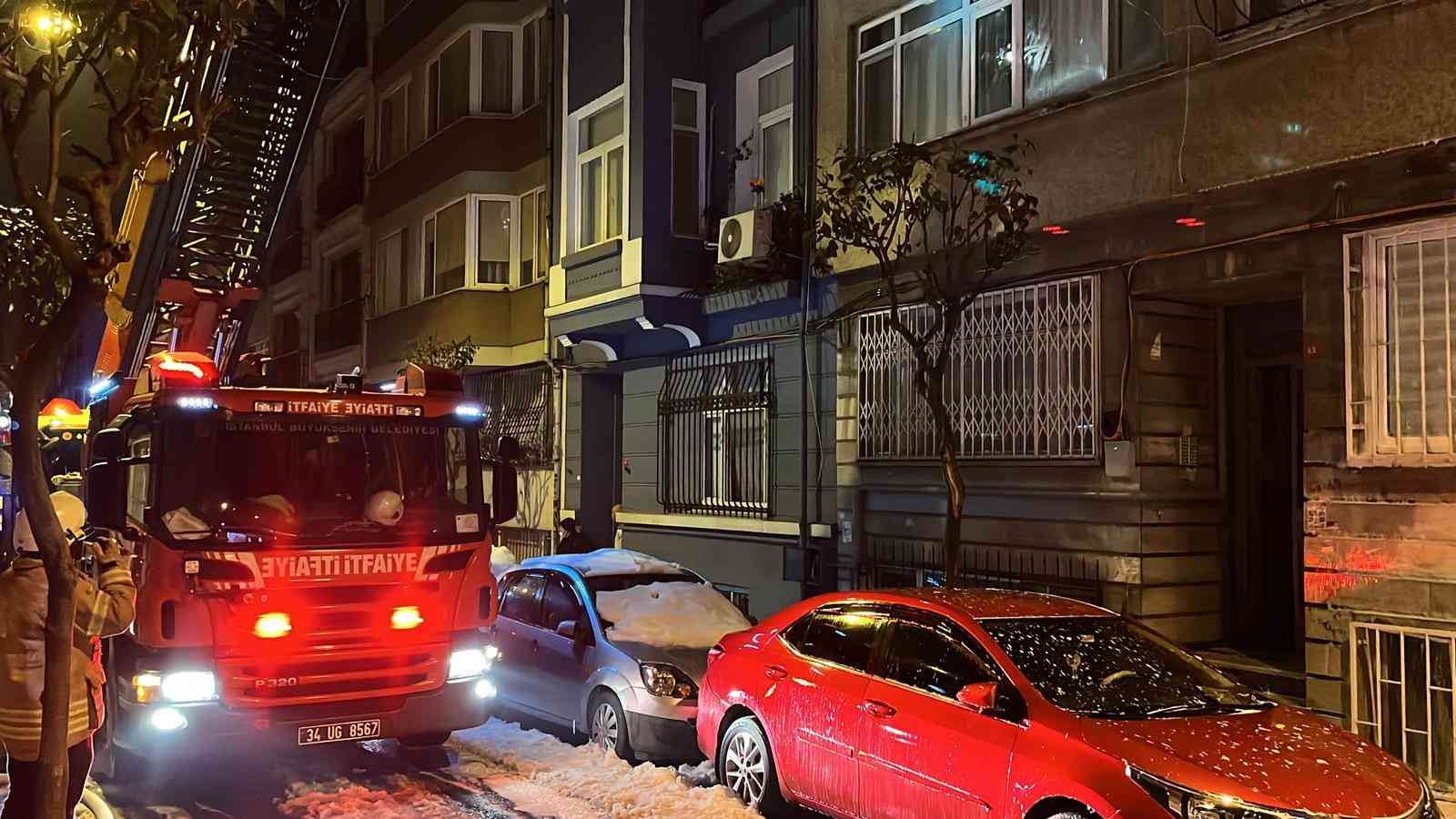 Şişli’de 5 katlı binanın ikinci katında yangın çıktı. Kısa süreli paniğe neden olan yangında ölü ve yaralının olmadığı öğrenildi. Yangın, saat 05 ...