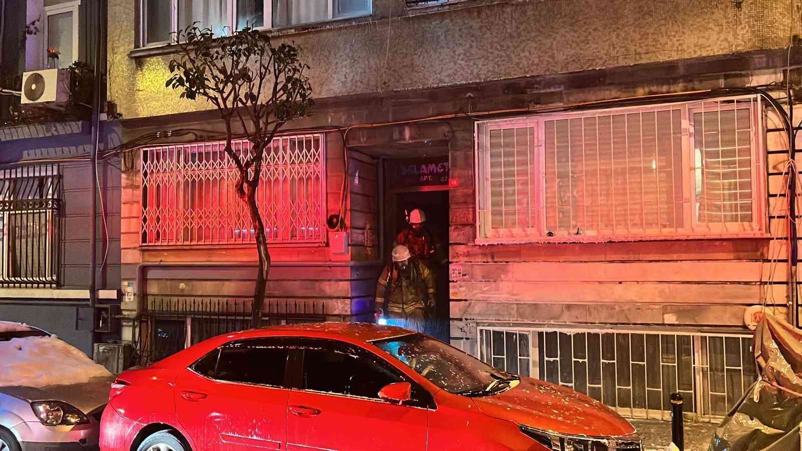 Şişli’de 5 katlı binanın ikinci katında yangın çıktı. Kısa süreli paniğe neden olan yangında ölü ve yaralının olmadığı öğrenildi. Yangın, saat 05 ...