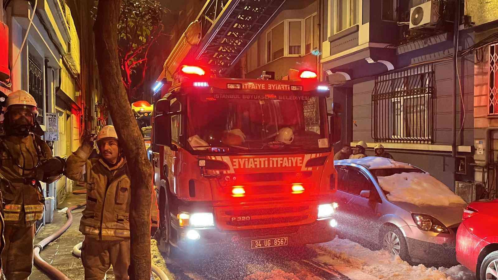 Şişli’de 5 katlı binanın ikinci katında yangın çıktı. Kısa süreli paniğe neden olan yangında ölü ve yaralının olmadığı öğrenildi. Yangın, saat 05 ...