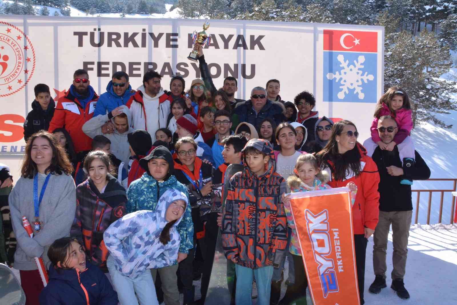 Snowboard Türkiye Şampiyonası Erzurum’da sona erdi. Şampiyonaya Palandöken Kayak Merkezi ev sahipliği yaptı. Kayseri, 9 bin 355 puan toplayarak ...