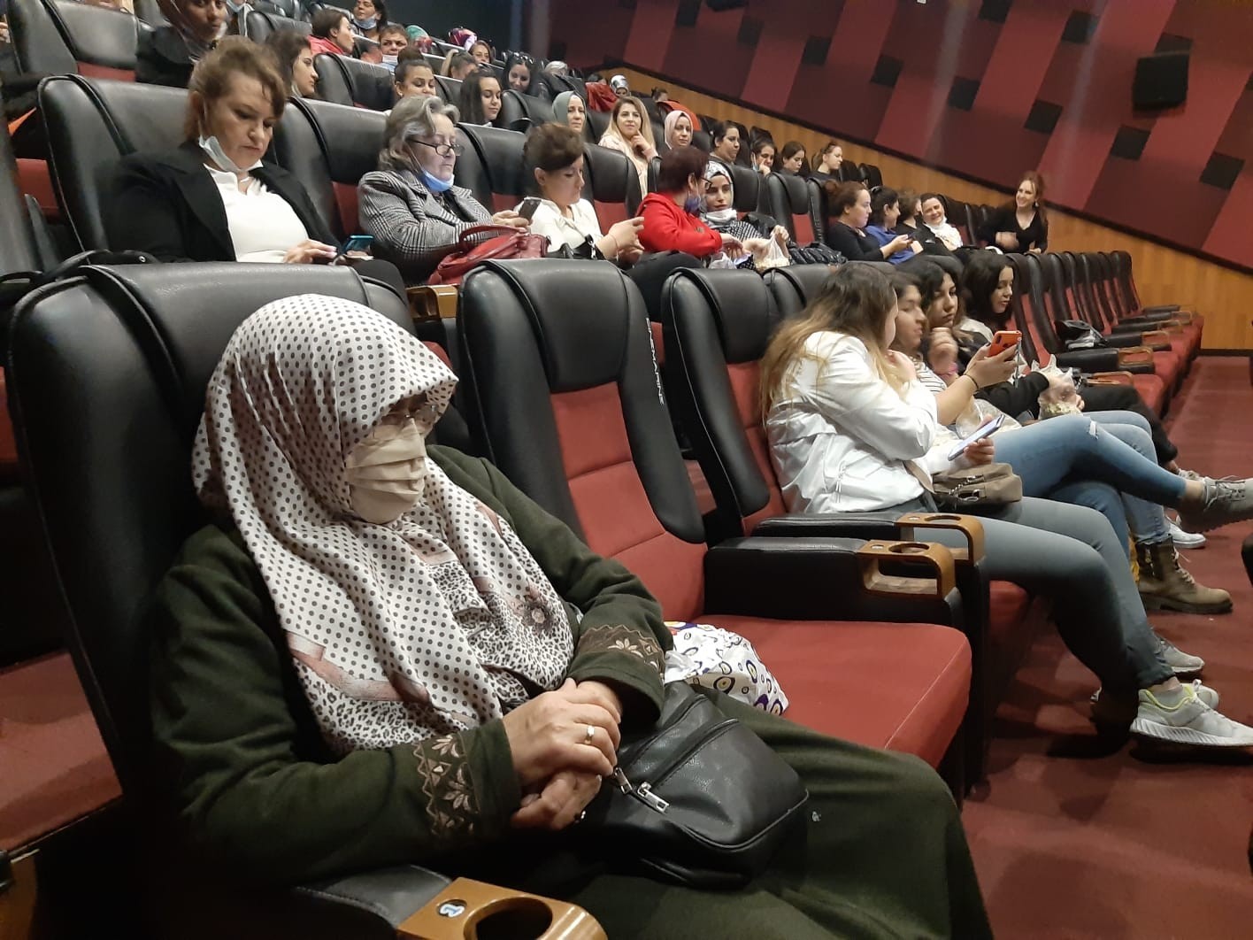 Edirne Valiliği Sosyal Yardımlaşma ve Dayanışma Vakfı Sosyal Dayanışma Merkezi (SODAM) kursiyerleri sinema etkinliğinde bir araya geldi. Edirne ...