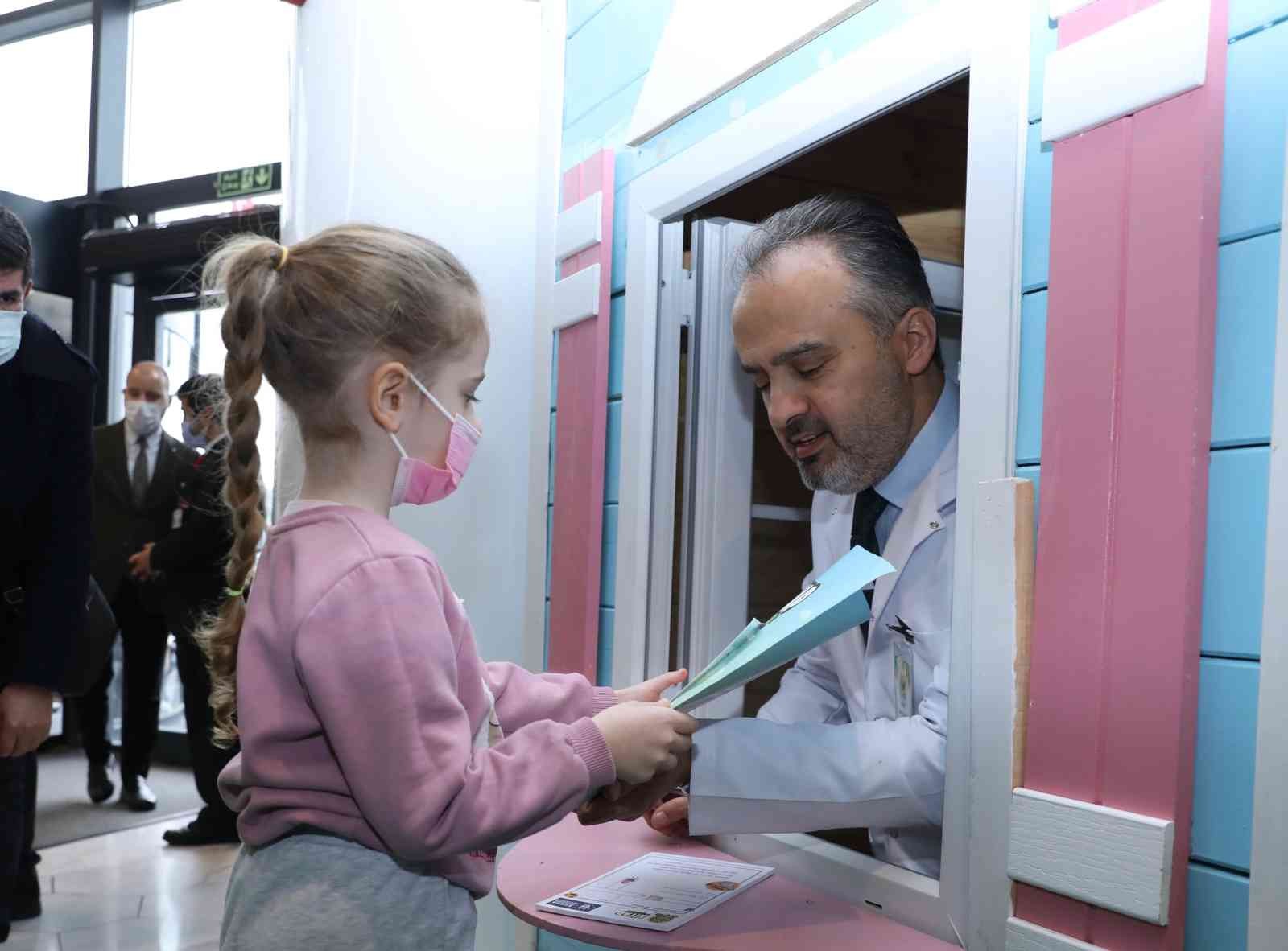 Büyükşehir Belediyesi’nin ‘Türkiye’de bir ilk olarak’ geçen yıl Bursa Şehir Hastanesi’nde başlattığı Kitap Eczanesi uygulamasına Medicana Bursa ...