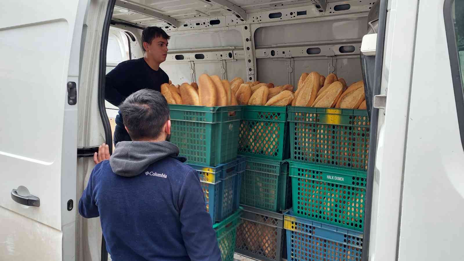 Tekirdağ’ın Süleymanpaşa ilçesinde ekmek fiyatını 1,25 liraya kadar indiren fırın, zincir marketleri dize getirdi. Rekabete geçen zincir ...