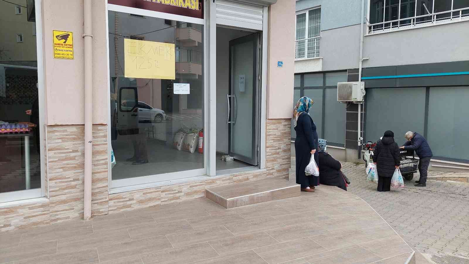 Tekirdağ’ın Süleymanpaşa ilçesinde ekmek fiyatını 1,25 liraya kadar indiren fırın, zincir marketleri dize getirdi. Rekabete geçen zincir ...